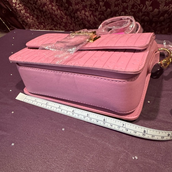 Betsey Johnson’s Pink Bow Embossed Women's Handbag Removable Crossbody Strap 🩷 - Picture 9 of 9